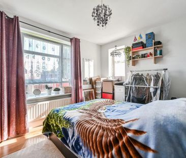3 bedroom flat to rent - Photo 4