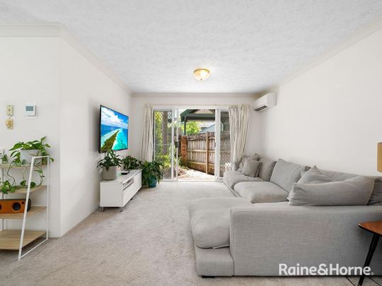 Unfurnished - Generous, courtyard apartment in a small complex - Photo 1