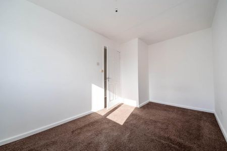 3 bedroom end of terrace house to rent - Photo 4