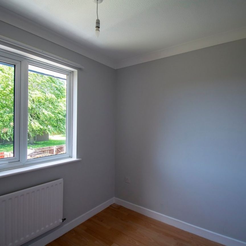 Large 3 Bed Terraced house in Throop - Photo 1