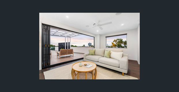 Tri Level Luxury - Fully Furnished - Photo 1