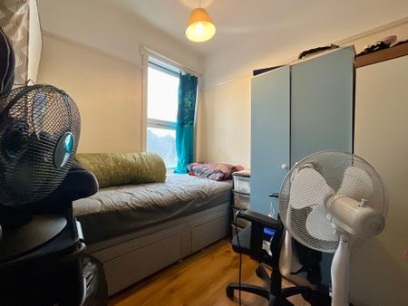 3 bedroom Mid Terraced House to let - Photo 3