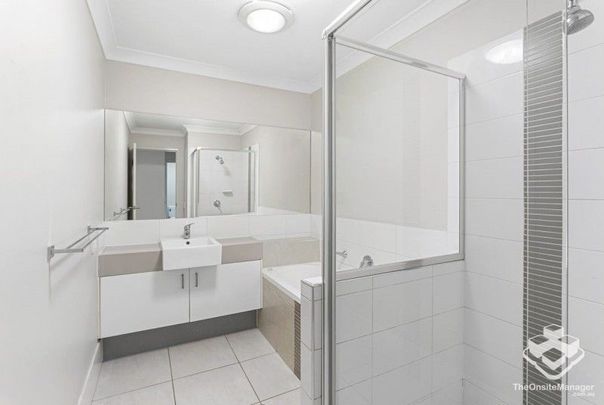 Spacious Townhouse - Photo 1