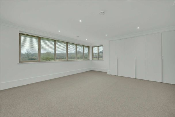 An impressive 5 bedroom detached home with impressive views. - Photo 1