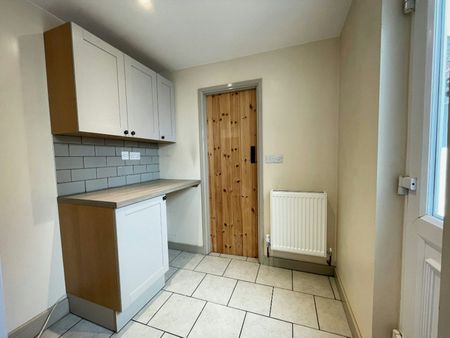 Terraced House to rent on - Photo 5