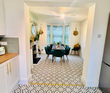 Stylish ensuite house share opposite train station - Photo 4