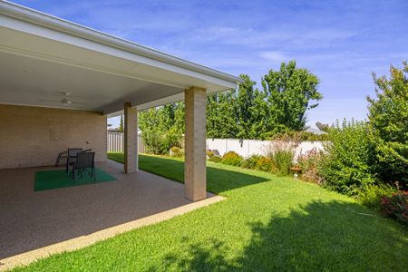 Fully Furnished Three Bedroom Home - Photo 5