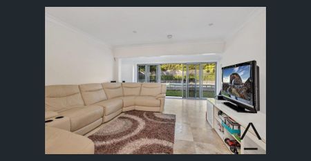 Large Family Home! - Photo 3