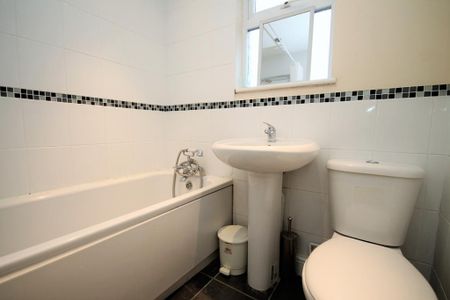 4 bedroom bungalow to rent - Photo 2