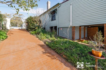 Centre of Town, House & Flat - Photo 2