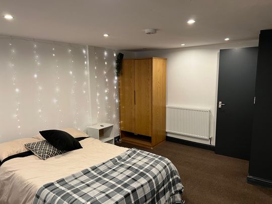 4 Bed - 10 Mayville Place, Hyde Park, Leeds - LS6 1NE - Student - Photo 1