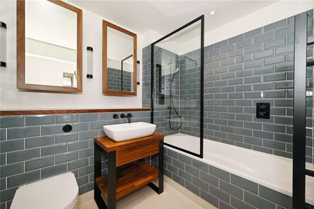 Available now and new to the market this stunning three bedroom two bathroom apartment located in London Dock. - Photo 5