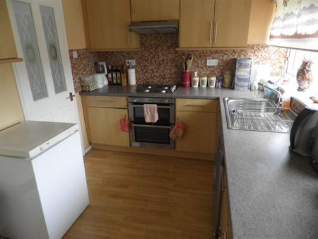 3 bedroom flat to rent - Photo 3