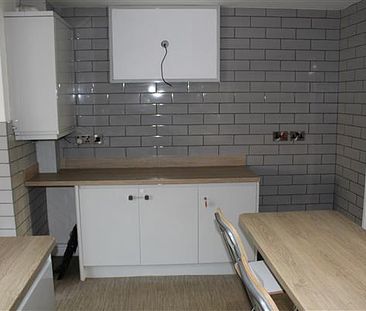 3 Bedroom End of Terrace House For Rent in Ashton Road West, Manchester - Photo 3
