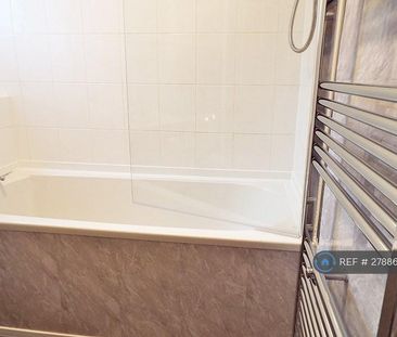 3 bedroom flat to rent - Photo 6