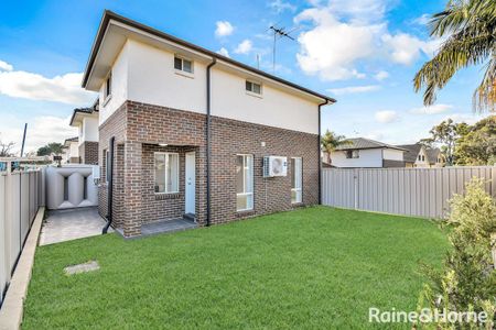 Modern Three Bedroom Town House - Photo 4