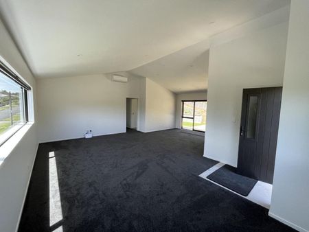 Modern Family Living in Spotswood - Photo 2