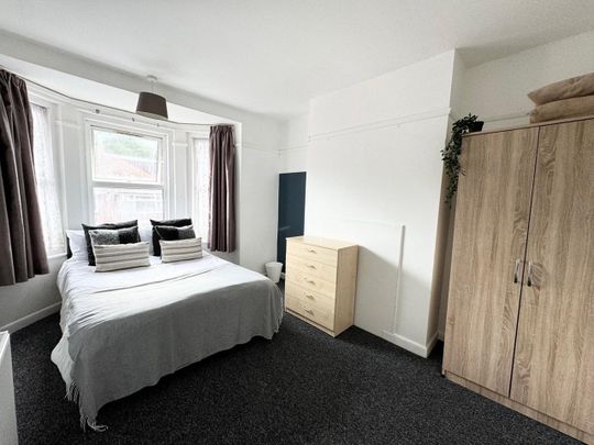 Room in a Shared House, Burlington Road, SO15 - Photo 1