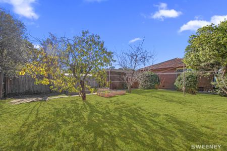 Light filled three bedroom residence in convenient location - Photo 5