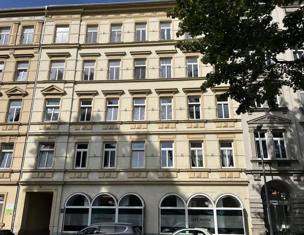 Großzügige 2-Raum-Altbauwohnung nahe Brühl-Boulevard - Photo 1