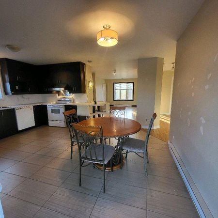 Haut de duplex à louer LIBRE IMMÉDIATEMENT (Bail 13 mois) - Photo 4