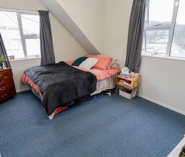 Prime Location! Spacious 4-Bed Flat with Parking - Photo 4