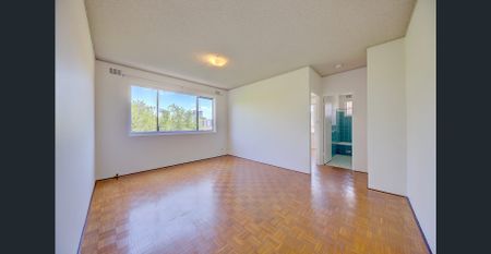 Chic One Bedroom Unit in the Heart of Bondi Junction - Photo 3