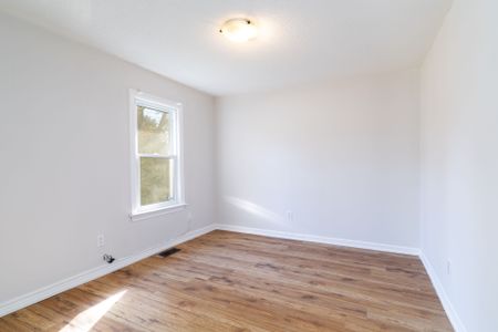 For Lease - 210 Cox Mill Road, Barrie, Ontario - Photo 4