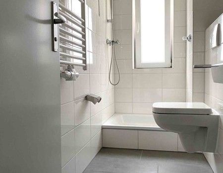 Bezugsfertige, gemütliche 2-Zimmer Wohnung mit großem Balkon - Photo 1