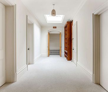 Spacious flat in magnificent Grade II* listed house. - Photo 1