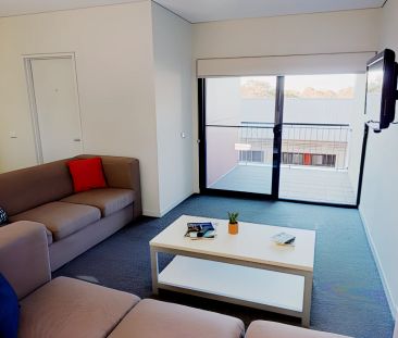 Six Bedrooms Poolside - Photo 1