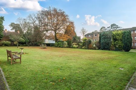 Beacon Hill Court, Hindhead, Surrey, GU26 - Photo 2