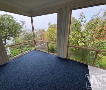 SPACIOUS 5 BEDROOM HOME WITH OCEAN VIEWS - Photo 4