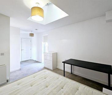 1 bedroom in a flat share to rent - Photo 3