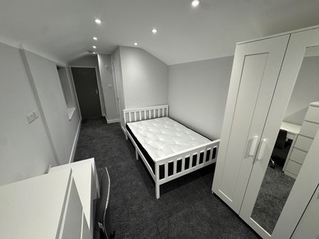 Room in a Shared House, Middle Street, SO14 - Photo 5