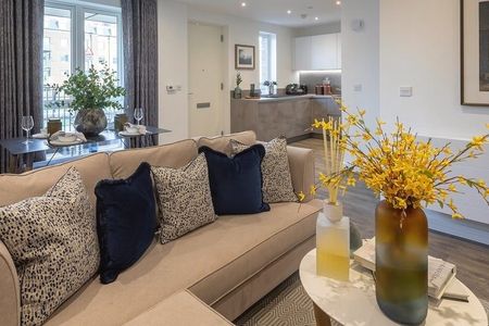 3 Bed Terraced House, Rope Walk, IG11 - Photo 2