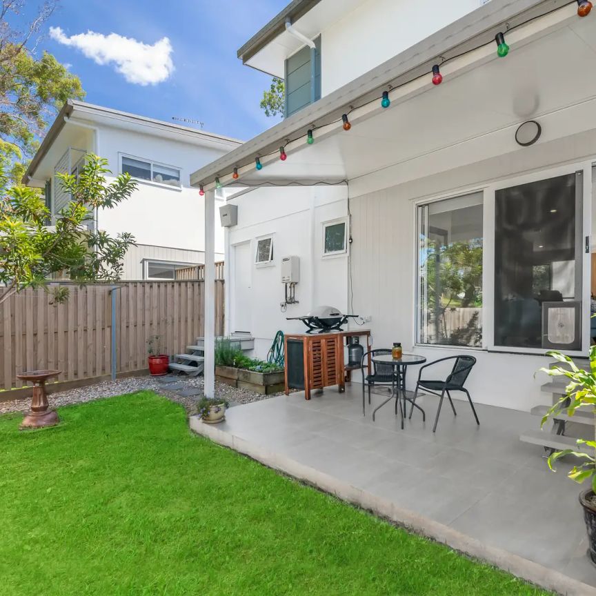 “Stunning Townhouse In Prime Location” - Photo 1