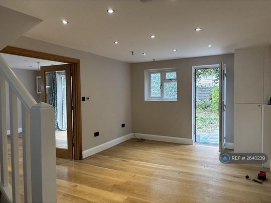 4 bedroom terraced house to rent - Photo 1