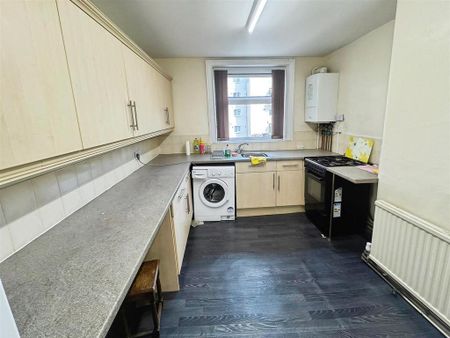 3 bedroom flat to rent - Photo 3