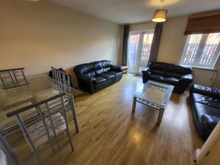 4 bedroom townhouse to rent - Photo 2