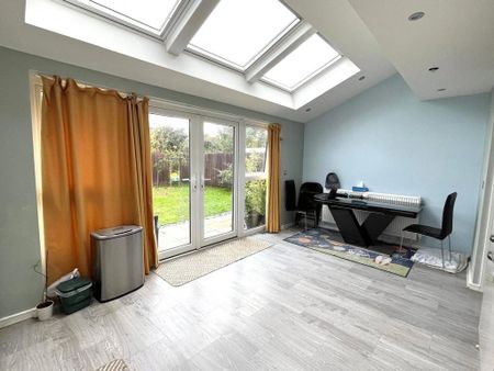 3 bedroom detached house to rent - Photo 3