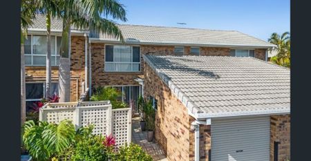 WELLINGTON POINT LIFESTYLE - RULL RENOVATED - LOW MAINTENANCE LIVING - Photo 2