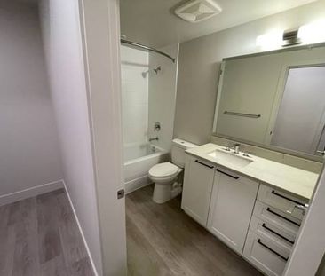 Modern 1BR+Den/2BA/In suite laundry/Soaker tub/Close to Skytrain - Photo 4