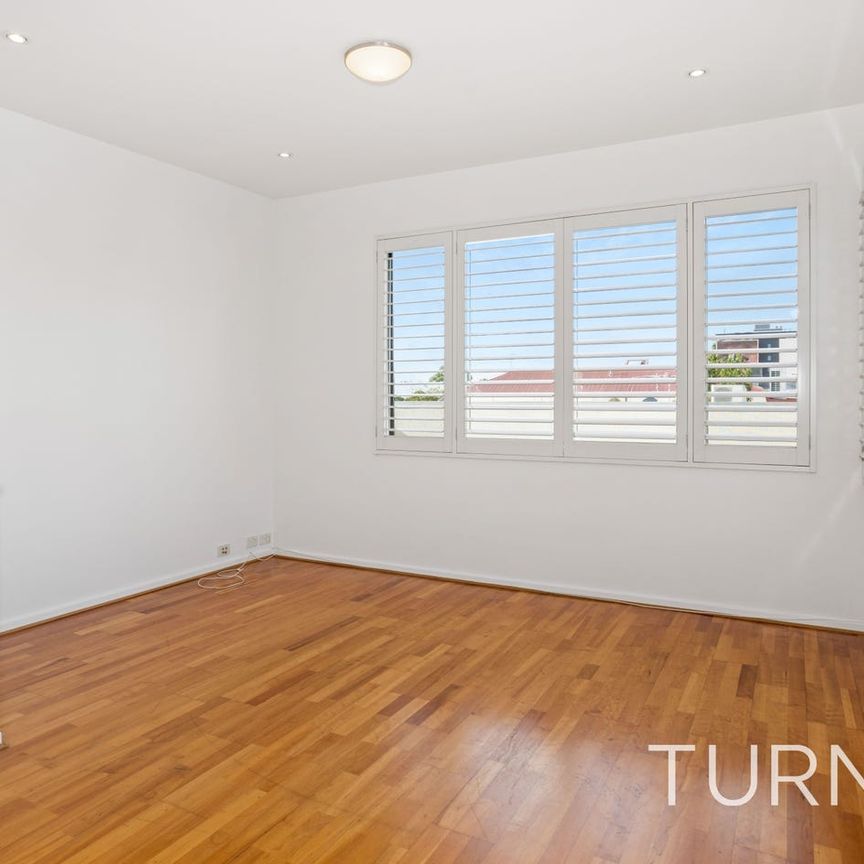 LOW MAINTENANCE COSMOPOLITAN LIVING AT ITS BEST! - Photo 1