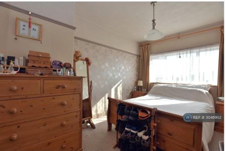 3 bedroom semi-detached house to rent - Photo 3