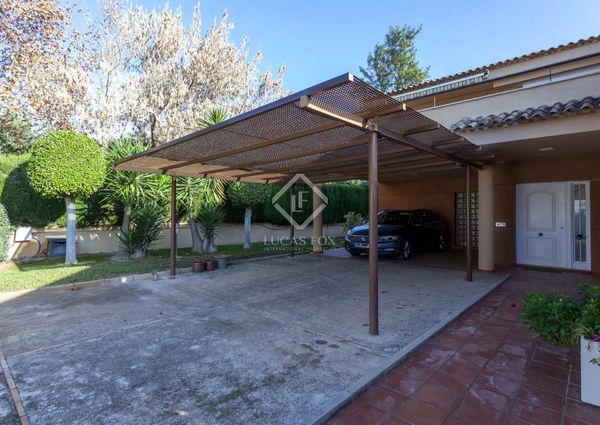 5 Bedroom house / villa with 134m² terrace for rent in Los Monasterios, Valencia