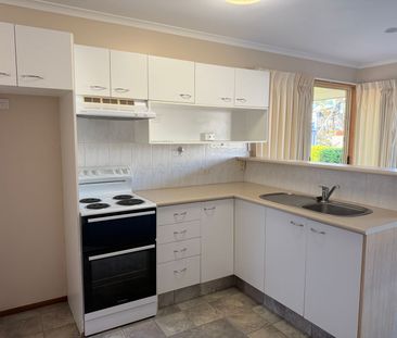 Beautifuly Presented Single Level, Villa Style Unit - Photo 4