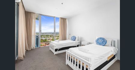 A Statement of Luxury – Exclusive Three-Level Penthouse with Rooftop Garden and Coastal Views - Fully Furnished - Photo 2