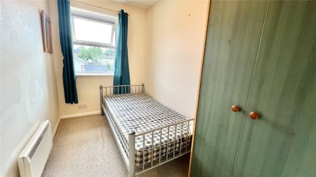 2 bedroom in Charles Place, Reading - Photo 2