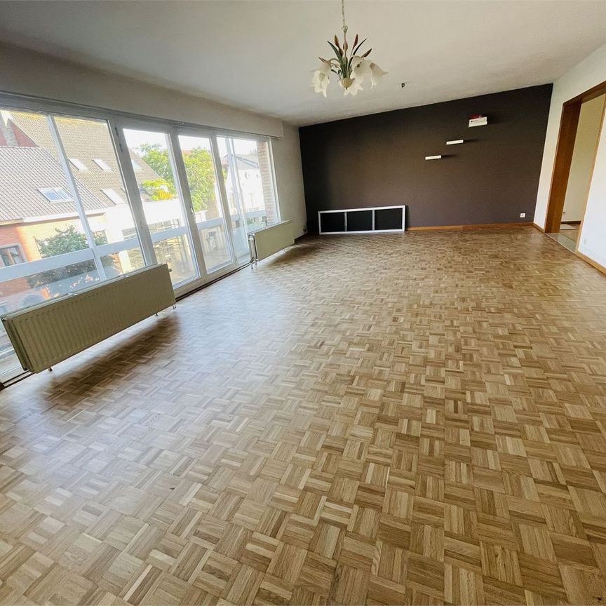 Sint-Andries,ruim zonnig vernieuwd energiezuinig appartement van 128 m2 , living van 47m2, 2 slaapkamers en open bureau - Photo 1